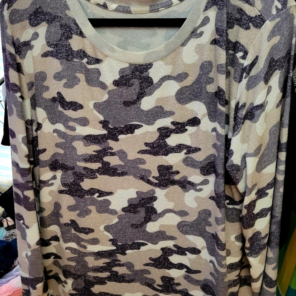 Grey Camo Boyfriend Sweater (Medium) (ZYIA)